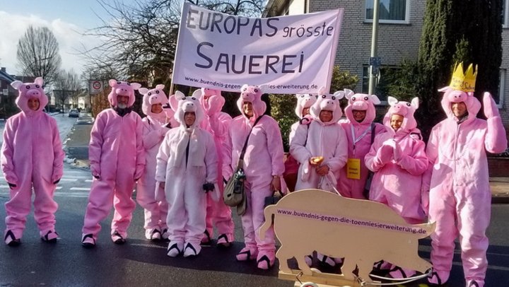 AktivistInnen des Bündnisses gegen die Tönnies-Erweiterung alias "Die Schweinebande" AktivistInnen des Bündnisses gegen die Tönnies-Erweiterung alias "Die Schweinebande"